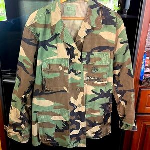 Unisex authentic camo jacket. Size medium. I’m excellent shape.